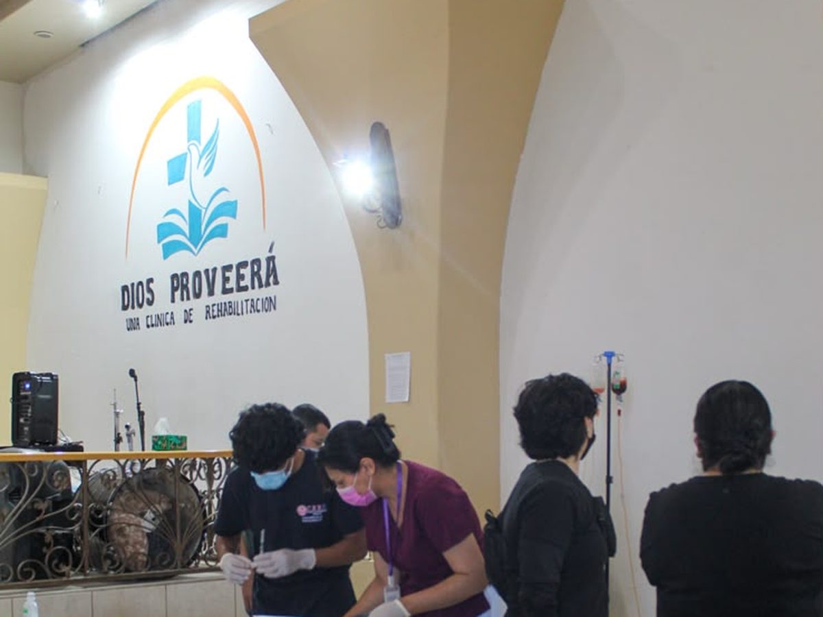 Equipo de paramédicos preparando el material médico trasladado a la jornada