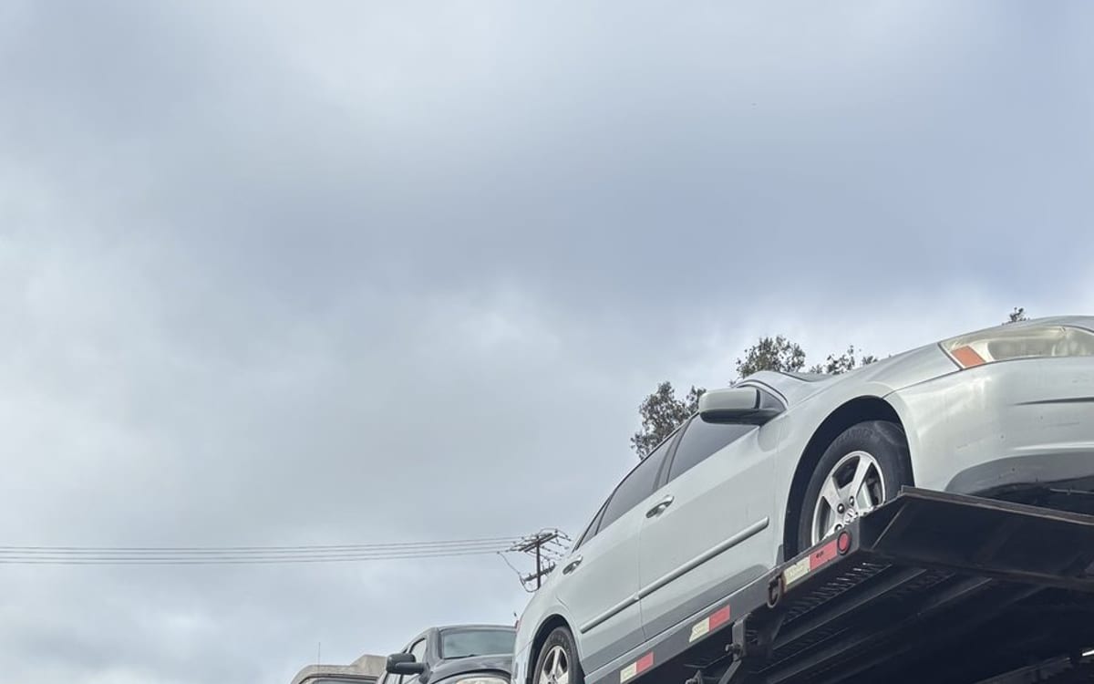 Nodriza cargada con autos durante un traslado por carretera