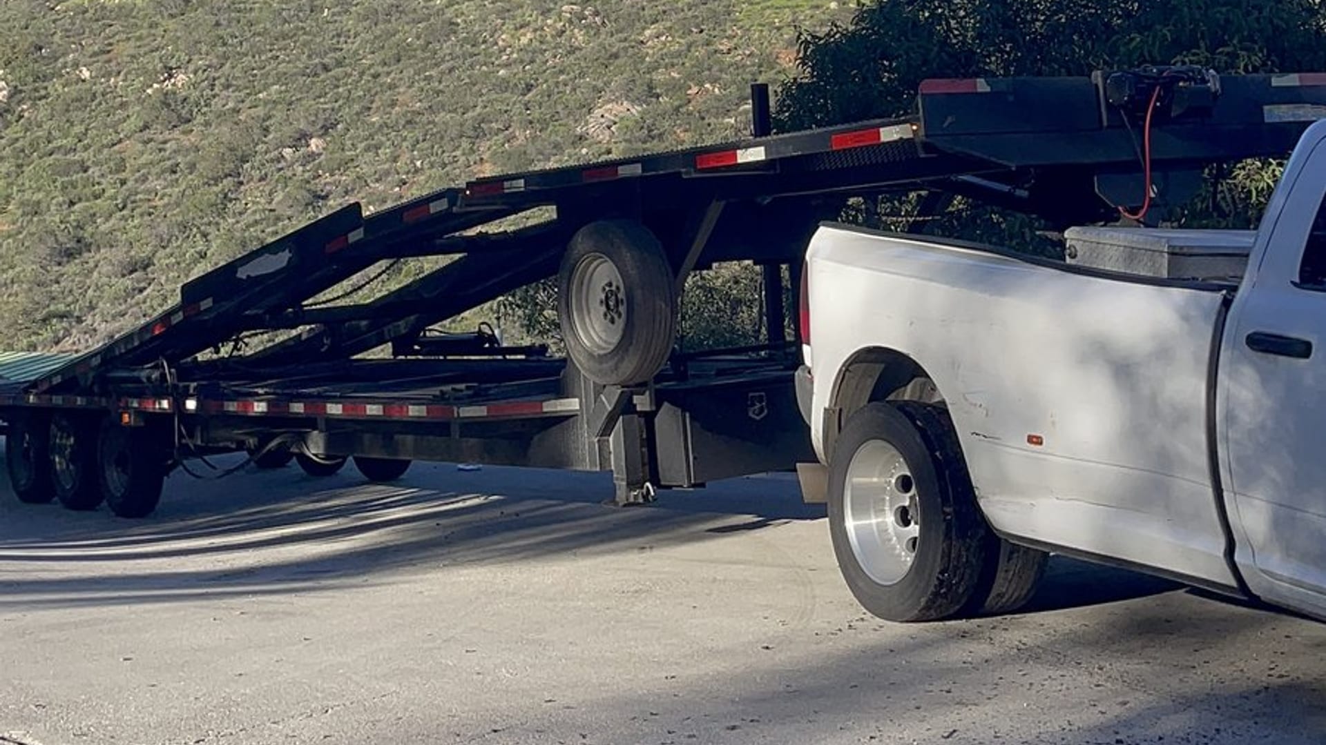 Camioneta y nodriza de la empresa listas para salir a carretera