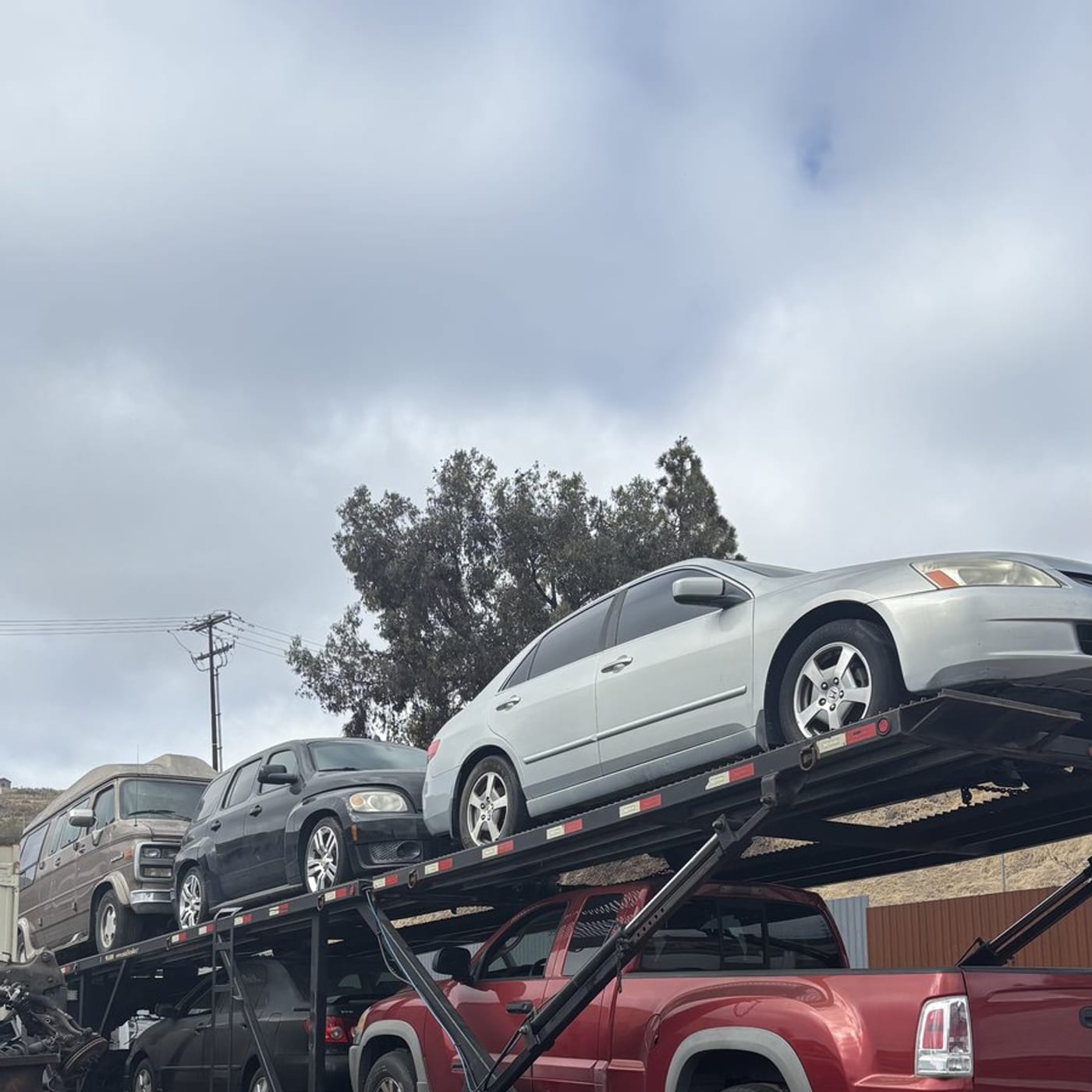 Autos asegurados sobre la nodriza camino a su entrega