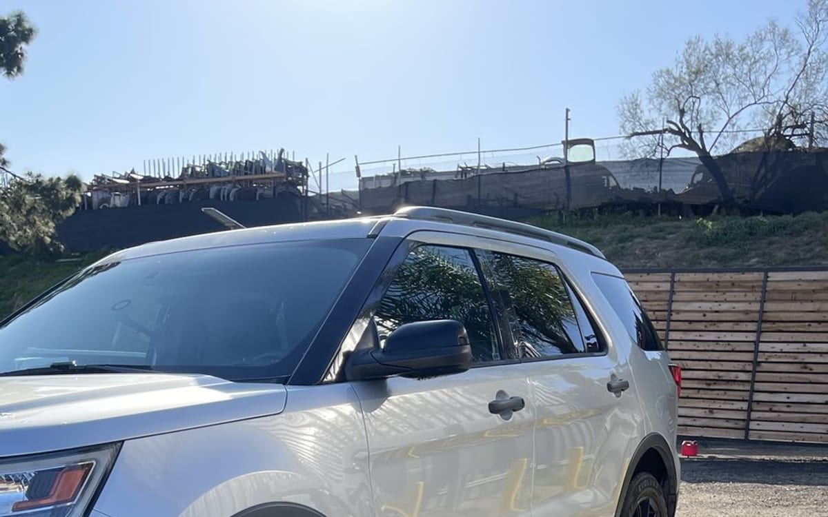 Camioneta Ford Explorer blanca lista para entrega al cliente